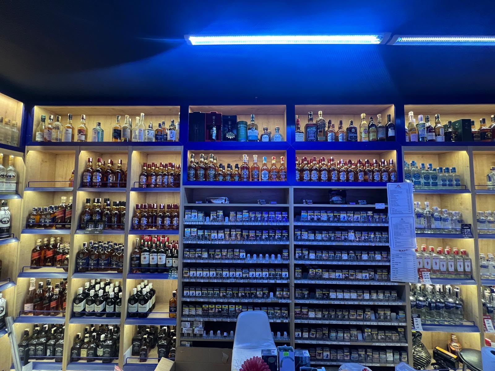 Köşem Premium Şarküteri mağaza içi ve ürün rafları